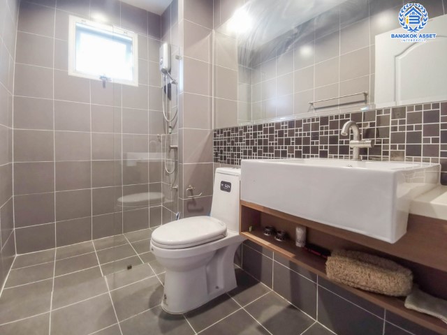 *****บ้านเดี่ยวมือสอง ม.ธารา ราชพฤกษ์-ปิ่นเกล้า บ้านสวย พร้อมอยู่ หลังมุม เนื้อที่ 102 ตร.ว. ฟังก์ชัน 4 ห้องนอน 4 ห้องน้ำ 2 ที่จอดรถ แถมฟรี !!! เครื่องปรับอากาศ 5 เครื่อง+เครื่องทำน้ำอุ่น 2 เครื่อง บนทำเลเชื่อมสู่ถนนกาญจนาภิเษก รายล้อมด้วยสิ่งอำนวยความสะดวกครบครัน